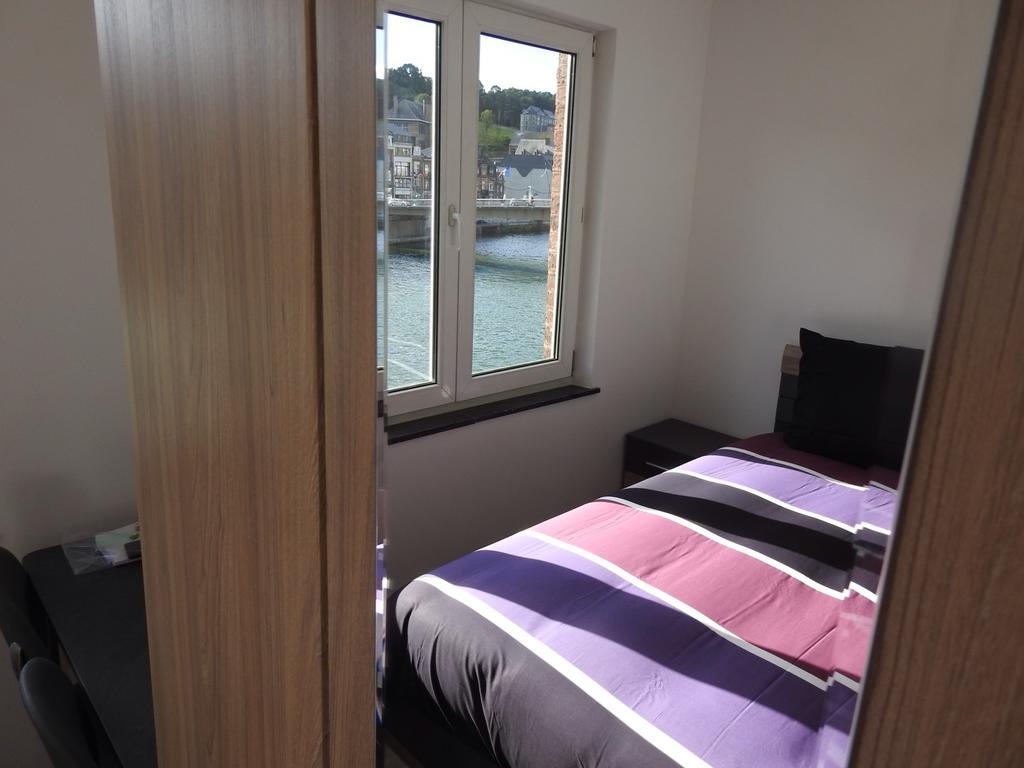 Hotel Les Voisins De Mr Sax Dinant Habitación foto