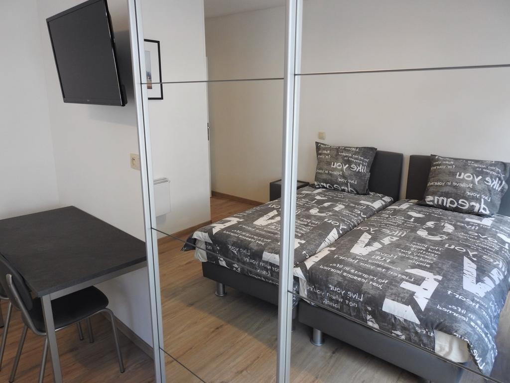 Hotel Les Voisins De Mr Sax Dinant Habitación foto